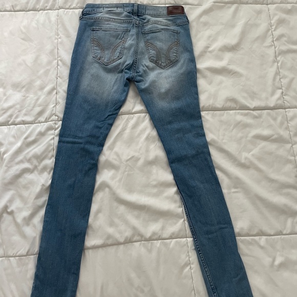 Hollister Low-Rise Skinny Classic Stretch - Picture 2 of 3